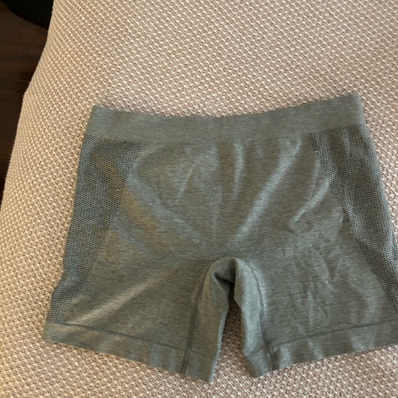 Reebok NWOT size large grey women’s spandex shorts exercise shorts - Picture 3 of 6